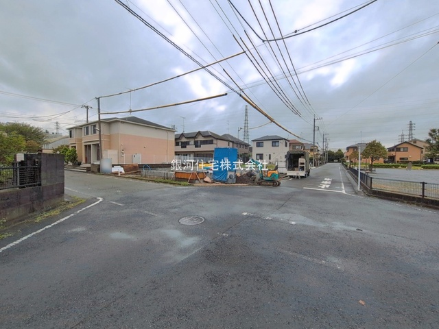 G00398970 東京都あきる野市原小宮２丁目 新築一戸建て 3980万円 土地面積140.00m² (約42.35坪) 建物面積106.92m² (約32.34坪) 間取り３ＳＬＤＫ 築年月2026年11月【外観8】
