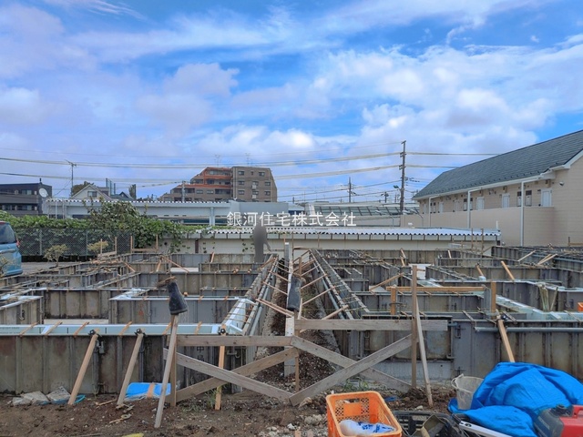 G00399001 千葉県松戸市五香西２丁目 新築一戸建て 4699万円 土地面積131.89m² (約39.89坪) 建物面積113.85m² (約34.43坪) 間取り３ＳＬＤＫ 築年月2026年11月【外観8】