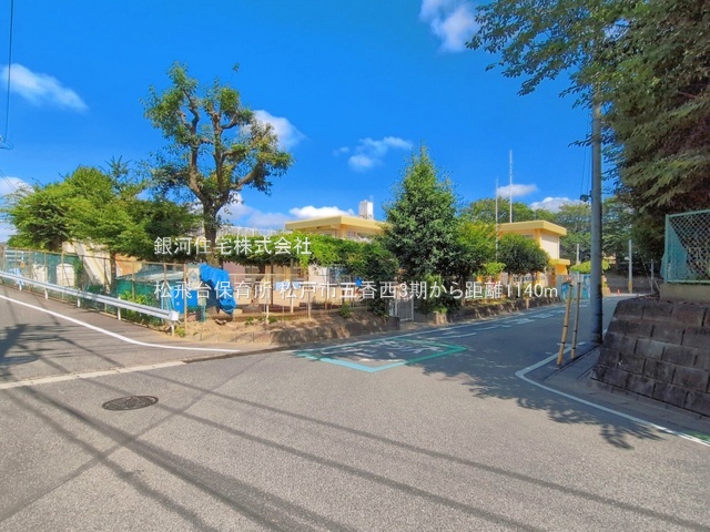 G00399002 千葉県松戸市五香西２丁目 新築一戸建て 4599万円 土地面積132.31m² (約40.02坪) 建物面積113.85m² (約34.43坪) 間取り３ＳＬＤＫ 築年月2026年11月【周辺環境】松飛台保育所