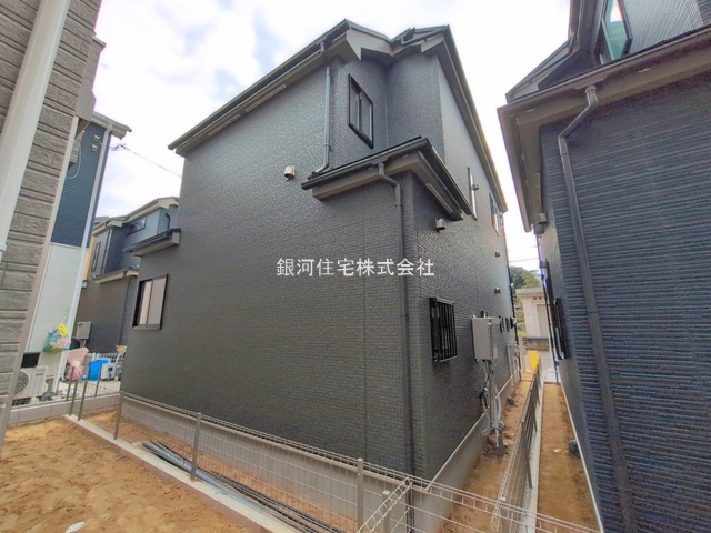 G00399009 千葉県市川市本北方３丁目 新築一戸建て 5590万円 土地面積103.71m² (約31.37坪) 建物面積95.01m² (約28.74坪) 間取り３ＳＬＤＫ 築年月2026年11月【外観10】
