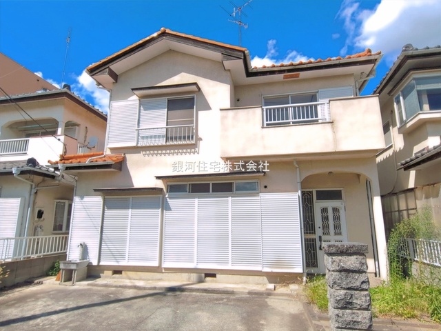 G00399266 埼玉県鴻巣市吹上富士見１丁目 中古一戸建て 799万円 土地面積105.85m² (約32.01坪) 建物面積93.57m² (約28.30坪) 間取り４ＬＤＫ 築年月1988年09月(築38年)