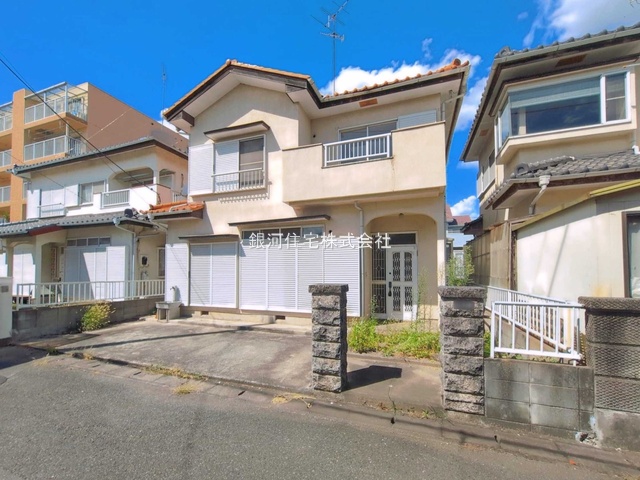G00399266 埼玉県鴻巣市吹上富士見１丁目 中古一戸建て 799万円 土地面積105.85m² (約32.01坪) 建物面積93.57m² (約28.30坪) 間取り４ＬＤＫ 築年月1988年09月(築38年)【外観2】