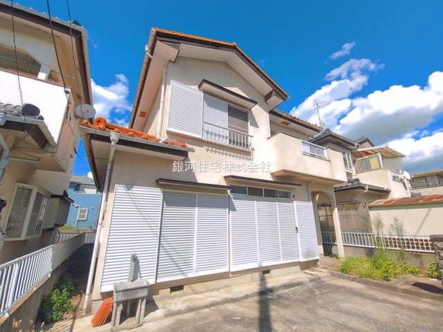 G00399266 埼玉県鴻巣市吹上富士見１丁目 中古一戸建て 799万円 土地面積105.85m² (約32.01坪) 建物面積93.57m² (約28.30坪) 間取り４ＬＤＫ 築年月1988年09月(築38年)【外観6】