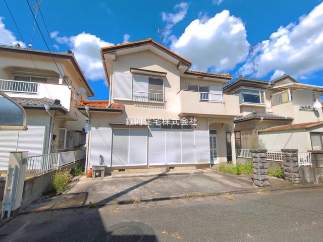 G00399266 埼玉県鴻巣市吹上富士見１丁目 中古一戸建て 799万円 土地面積105.85m² (約32.01坪) 建物面積93.57m² (約28.30坪) 間取り４ＬＤＫ 築年月1988年09月(築38年)【外観10】