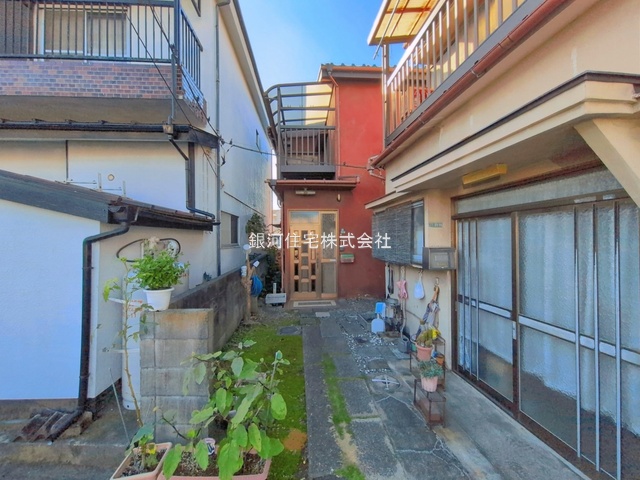 G00399271 東京都足立区西新井本町４丁目 中古一戸建て 1380万円 土地面積86.45m² (約26.15坪) 建物面積83.09m² (約25.13坪) 間取り４ＬＤＫ 築年月1970年03月(築56年)【外観2】