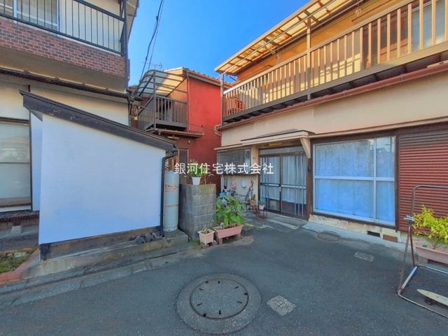 G00399271 東京都足立区西新井本町４丁目 中古一戸建て 1380万円 土地面積86.45m² (約26.15坪) 建物面積83.09m² (約25.13坪) 間取り４ＬＤＫ 築年月1970年03月(築56年)【外観3】
