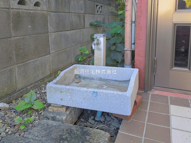 G00399271 東京都足立区西新井本町４丁目 中古一戸建て 1380万円 土地面積86.45m² (約26.15坪) 建物面積83.09m² (約25.13坪) 間取り４ＬＤＫ 築年月1970年03月(築56年)【外観5】
