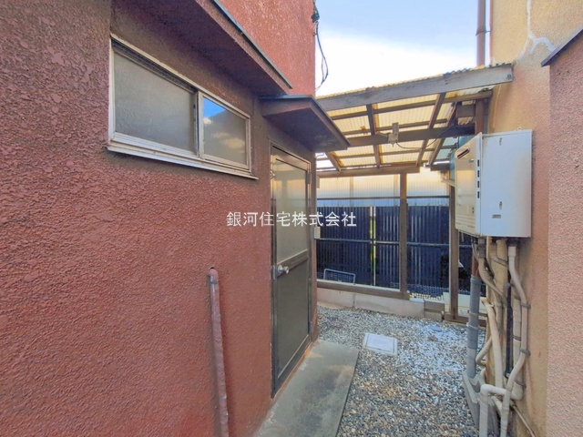 G00399271 東京都足立区西新井本町４丁目 中古一戸建て 1380万円 土地面積86.45m² (約26.15坪) 建物面積83.09m² (約25.13坪) 間取り４ＬＤＫ 築年月1970年03月(築56年)【外観6】