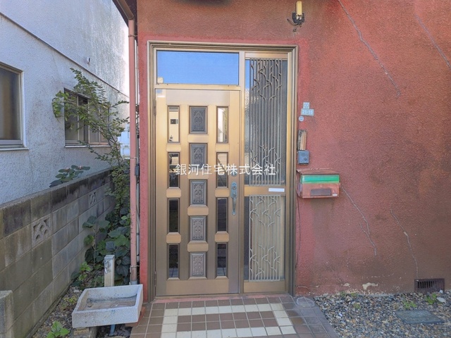 G00399271 東京都足立区西新井本町４丁目 中古一戸建て 1380万円 土地面積86.45m² (約26.15坪) 建物面積83.09m² (約25.13坪) 間取り４ＬＤＫ 築年月1970年03月(築56年)【外観10】