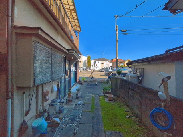 G00399271 東京都足立区西新井本町４丁目 中古一戸建て 1380万円 土地面積86.45m² (約26.15坪) 建物面積83.09m² (約25.13坪) 間取り４ＬＤＫ 築年月1970年03月(築56年)【外観12】