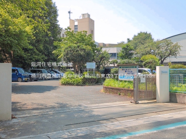 G00399586 埼玉県桶川市末広３丁目 新築一戸建て 3998万円 土地面積100.42m² (約30.37坪) 建物面積109.92m² (約33.25坪) 間取り３ＬＤＫ 築年月2026年12月【周辺環境】桶川市立桶川東中学校